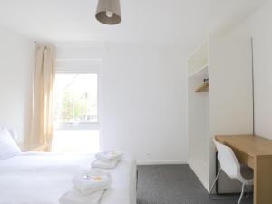 een slaapkamer met een bed en een bureau met handdoeken bij Pass the Keys Headington 4BR Home Parking and Garden Oxford in Oxford