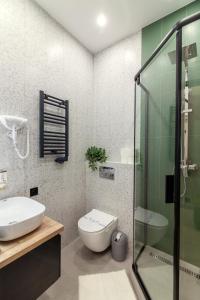 een badkamer met een toilet en een glazen douche bij Avangard on Leinberg St 7 Apart in Lviv