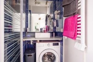 małą pralnię z pralką i suszarką w obiekcie Appartement T2 entièrement rénové w mieście Saint-Cyr-sur-Mer +16 zdjęć