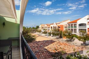 balkon z widokiem na ulicę w obiekcie Appartement T2 entièrement rénové w mieście Saint-Cyr-sur-Mer