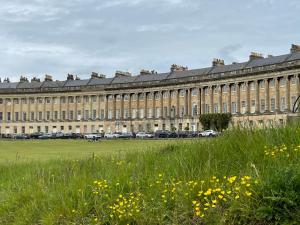 un grand bâtiment avec des voitures garées devant dans l'établissement Circus Mews Townhouse:2 Beds:2 En-suite Baths:Parking:City Centre:Quiet Area, à Bath