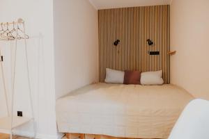 - une chambre dotée d'un lit avec un mur rayé dans l'établissement sleepArt hygge, à Celle
