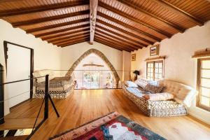 una sala de estar con 2 sofás y una ventana grande en Chapelle de Léca, en Corsavy