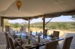 stolik w namiocie z widokiem na pole w obiekcie Kicheche Valley Camp w mieście Naboisho