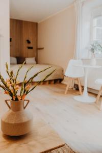 um quarto com uma cama e um vaso com uma planta em sleepArt hygge em Celle