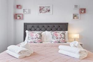 - une chambre avec un lit et des serviettes blanches dans l'établissement Stunning Ensuite Room Crystal Palace London SE20, à Londres