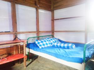 Giường trong phòng chung tại Simple Cozy Room in Buntumalangka'