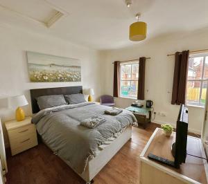 um quarto com uma cama e uma secretária com uma televisão em Traveller’s Choice em Ipswich