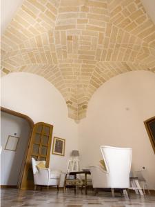 a room with a ceiling with a table and chairs at B&B Virò in Campi Salentina