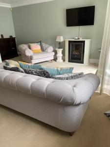 un salon avec un canapé et une télévision dans l'établissement Circus Mews Townhouse:2 Beds:2 En-suite Baths:Parking:City Centre:Quiet Area, à Bath