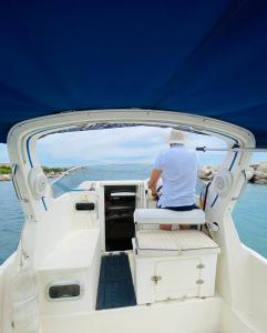 マルセイユにあるBATEAU Le BER'AMAR L'ESTAQUEの船の後ろに座る男