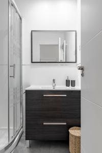 a bathroom with a sink and a mirror at Cozy 2 bedroom apartment with patio in Madrid