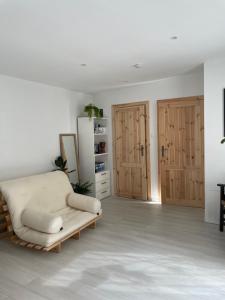 sala de estar con sofá y puertas de madera en Strefa medytacji, en Wólka
