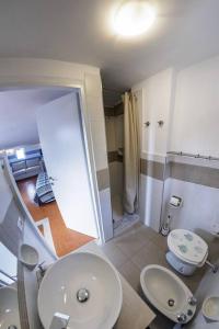 uma casa de banho com um WC e um lavatório em Sunset Manarola em Manarola