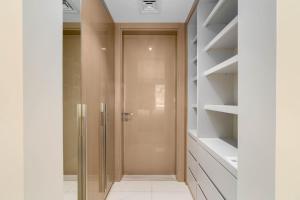 Fotografie z fotogalerie ubytování White Sage - Glamorous & Spacious 2BR at DAMAC Paramount Towers v Dubaji