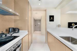 Fotografie z fotogalerie ubytování White Sage - Glamorous & Spacious 2BR at DAMAC Paramount Towers v Dubaji