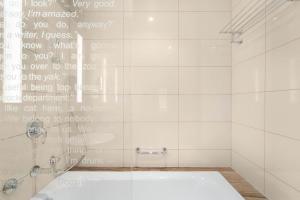 Fotografie z fotogalerie ubytování White Sage - Glamorous & Spacious 2BR at DAMAC Paramount Towers v Dubaji