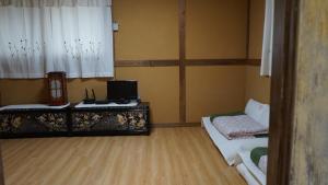 Un ou plusieurs lits dans un hébergement de l'établissement Haengjin Guesthouse