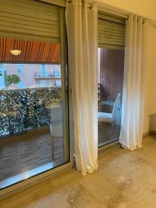 Cette chambre dispose de portes coulissantes en verre offrant une vue sur la terrasse. dans l'établissement Large Studio 907T near Monte Carlo Casino Monaco, à Monte-Carlo
