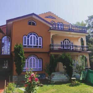 une maison avec un balcon au-dessus dans l'établissement New urban Den cottage, à Srinagar
