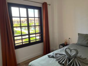 sypialnia z oknem z dekoracją serca na łóżku w obiekcie Casa Balcon del Mar 1 w Aronie +9 zdjęć