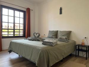 sypialnia z łóżkiem i ręcznikami w obiekcie Casa Balcon del Mar 1 w Aronie