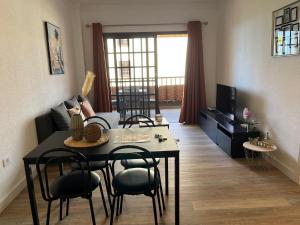 salon ze stołem, krzesłami i kanapą w obiekcie Casa Balcon del Mar 1 w Aronie