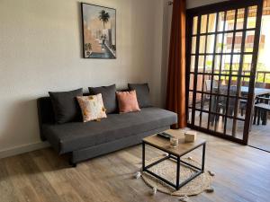 salon z szarą kanapą i stołem w obiekcie Casa Balcon del Mar 1 w Aronie