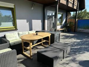 un tavolo e sedie in legno su un patio di URLAUB mit HUND -Ferienwohnung "AhriBella"- a Glowe