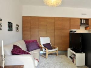 a living room with a white couch and a tv at Lenno Centrale in Lenno