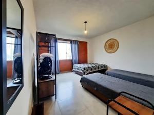 Schlafzimmer mit einem Bett, einem Spiegel und einem Spiegel in der Unterkunft Casa Amantes da Serra Ibitipoca - Sua melhor opção! in Conceição da Ibitipoca