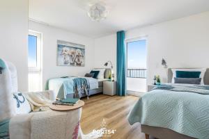 un salon avec deux lits et un canapé dans l'établissement Hafen Loft, à Olpenitz