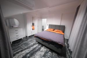 - une chambre avec un lit et une commode dans l'établissement Butiksuit 2, à Kocaeli