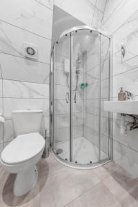 W łazience znajduje się prysznic, toaleta i umywalka. w obiekcie Remarkable Serviced Room Sydenham London SE26 w Londynie