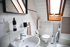 y baño con lavabo y aseo. en DG-Wohnung mit sonnigem Balkon, en Marburg an der Lahn