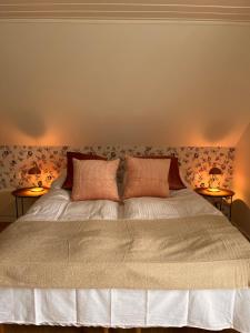 um quarto com uma cama grande e 2 candeeiros em Jonas Hus - Munkgaard Bed & Breakfast em Store Heddinge