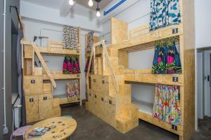Poschodová posteľ alebo postele v izbe v ubytovaní Stay Swanky Hostel