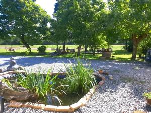 Κήπος έξω από το Domaine l'Orée du Marais