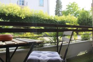 eine Sitzbank auf einem Balkon mit einem Tisch in der Unterkunft Lovely Studio with Free Parking! in Lugano