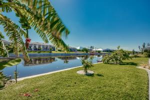 vista su una cassa d'acqua con palme di Villa Mangifera with Salt Water Pool & Spa, EV-Loading a Cape Coral