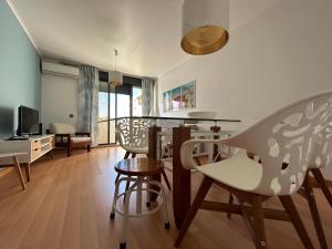 een woonkamer met stoelen en een eetkamer bij Beach House Carmen 2 in Monte Gordo