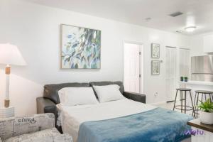 1 dormitorio con 1 cama y 1 sofá en Hidden Gem Apt/near downtown Miami & Brickell, en Miami