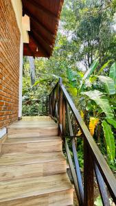 Un escalier en bois mène à une maison arborée. dans l'établissement Dosemo Cabana, à Induruwa