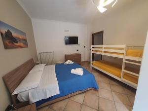 1 dormitorio con 1 cama y literas en Maison Mael, en Scafati