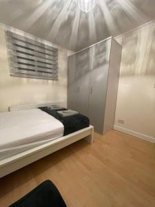 Postel nebo postele na pokoji v ubytování Entire 3 BR Home - Minutes to Emirates Stadium! + 7 fotografií