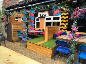 a patio with tables and chairs and a building at Watergate YARD in Sleaford