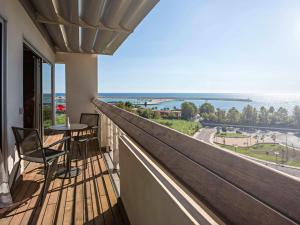 un balcone con vista sull'oceano di Novotel Salerno Est Arechi a Salerno