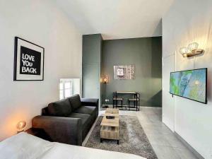 una sala de estar con un sofá y una mesa en Cosy appart Lyon 6/métro foch-bossuet 1, en Lyon