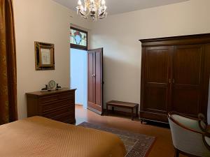 フィレンツェにあるLungarno Ponte Vecchioのベッドルーム1室(ベッド1台、キャビネット、テーブル付)