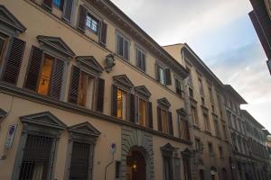 フィレンツェにあるLungarno Ponte Vecchioの通りに窓がたくさんある建物